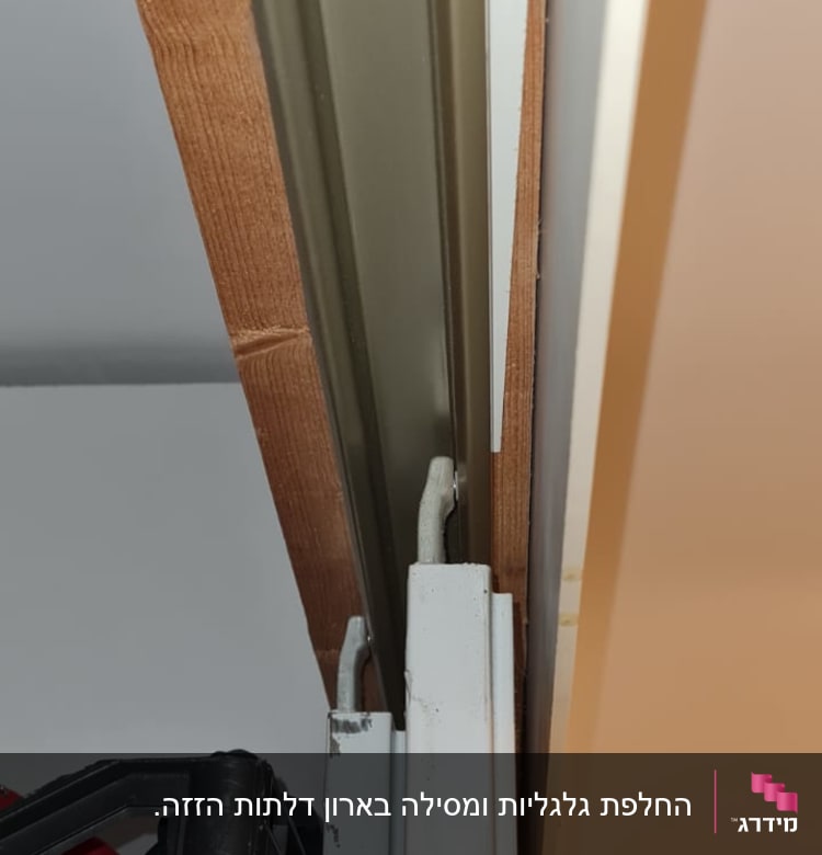 מסגרת מתכת עם עץ ומסילה, חלקי נגרות